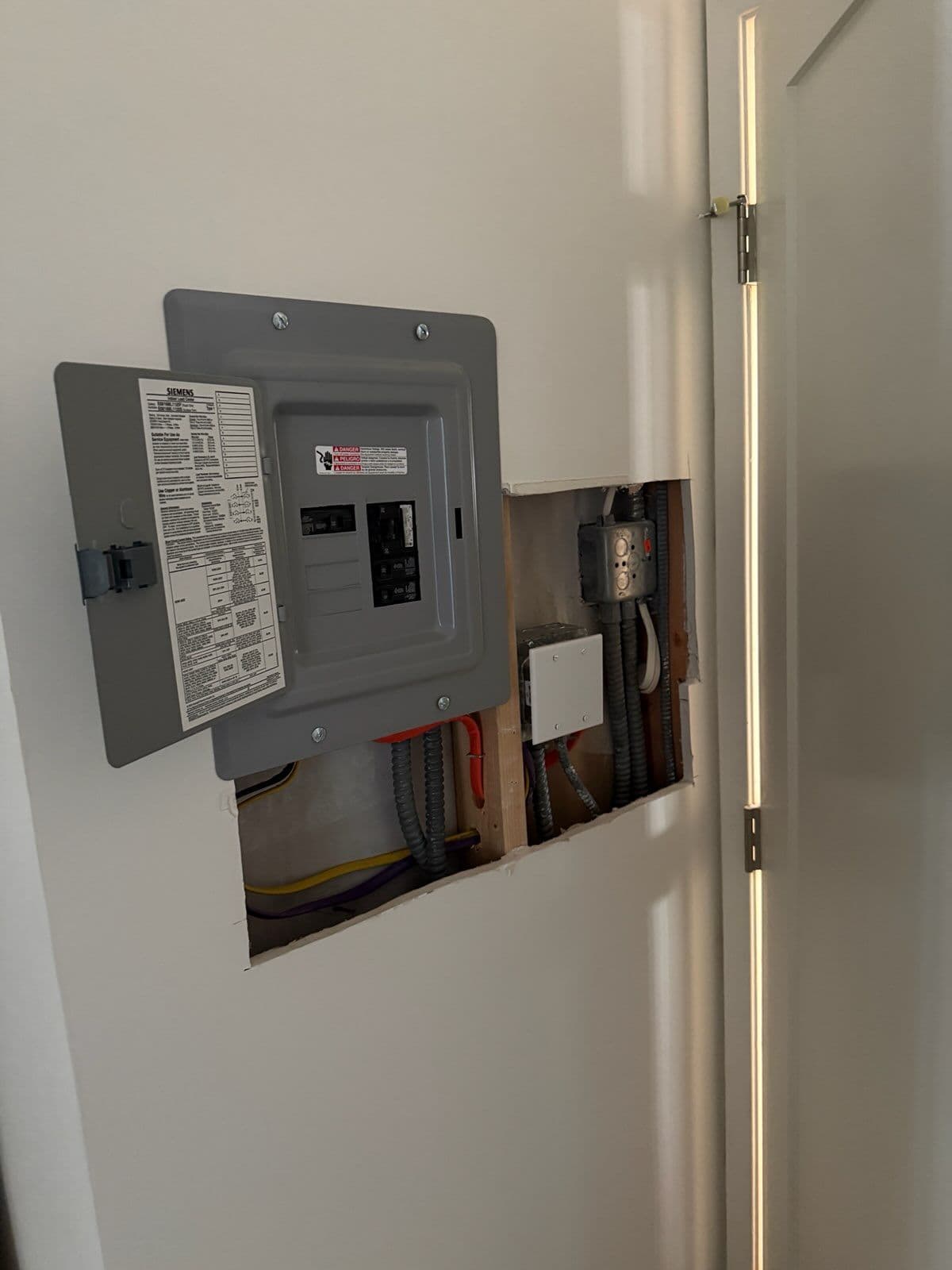 Gallery photos for Efficient Electrical Panel Upgrades Ensure Safety: Image #3